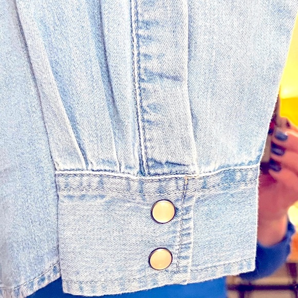 NWT GAP Women’s Denim Shirt w/ Pearl Snaps! - Picture 4 of 13